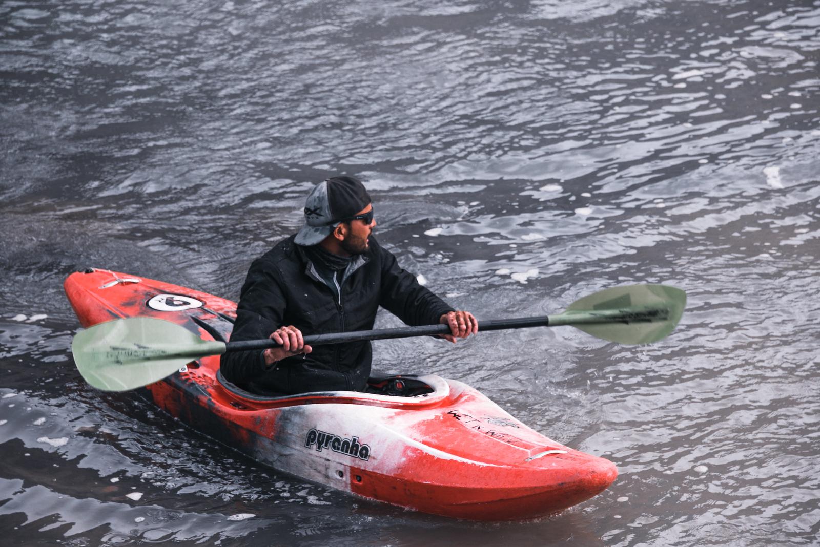 Chèo thuyền kayak ở điểm hợp lưu