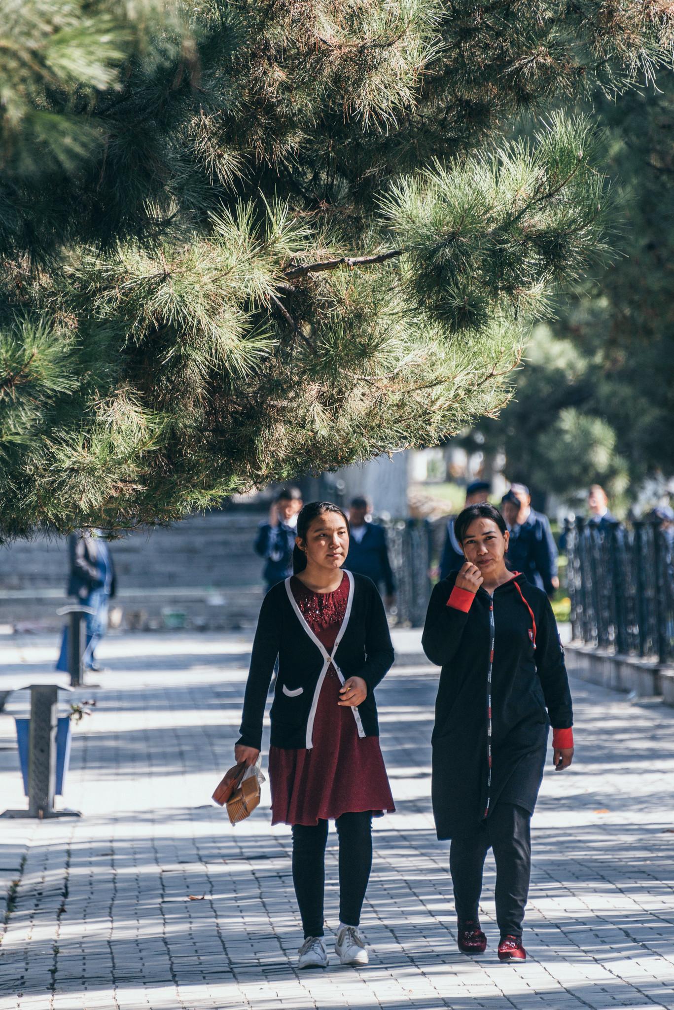 Những cô gái Samarkand đang đi dạo