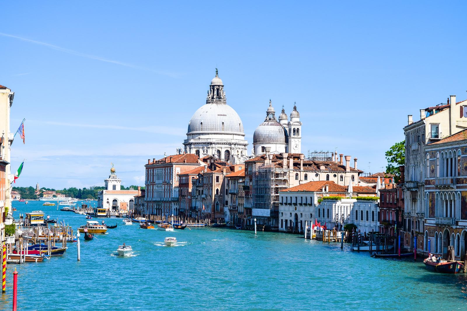 Nhìn về Vương cung Thánh đường Santa Maria della Salute