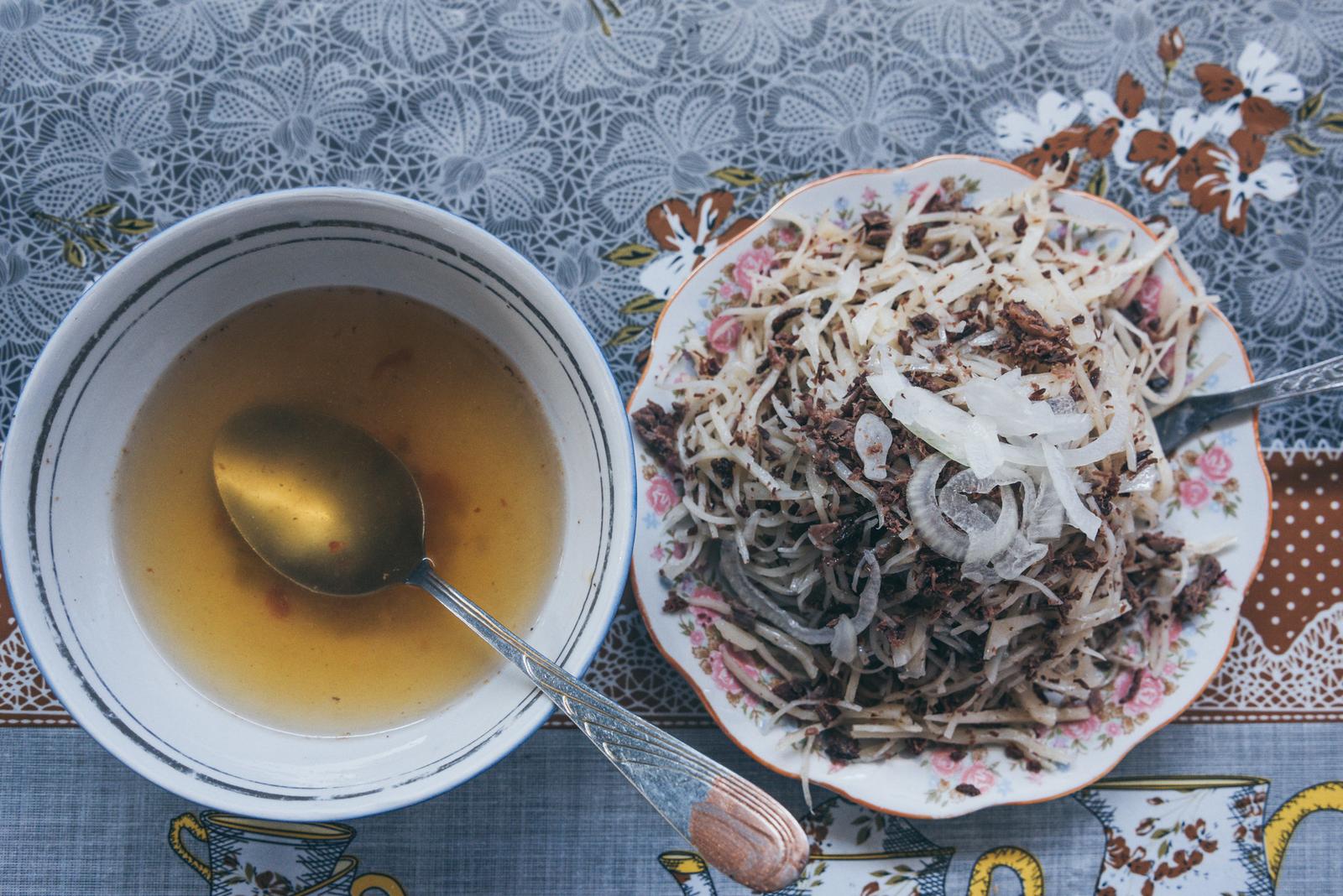 Naryn, salad thịt ngựa bằm với hành tây và mì sợi