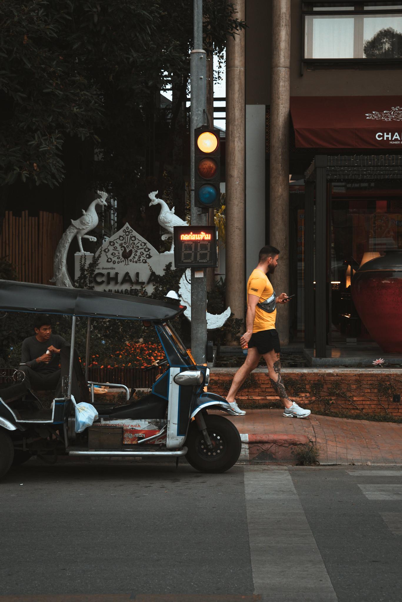 Strolling towards Wat Phra Singh Woramahawihan