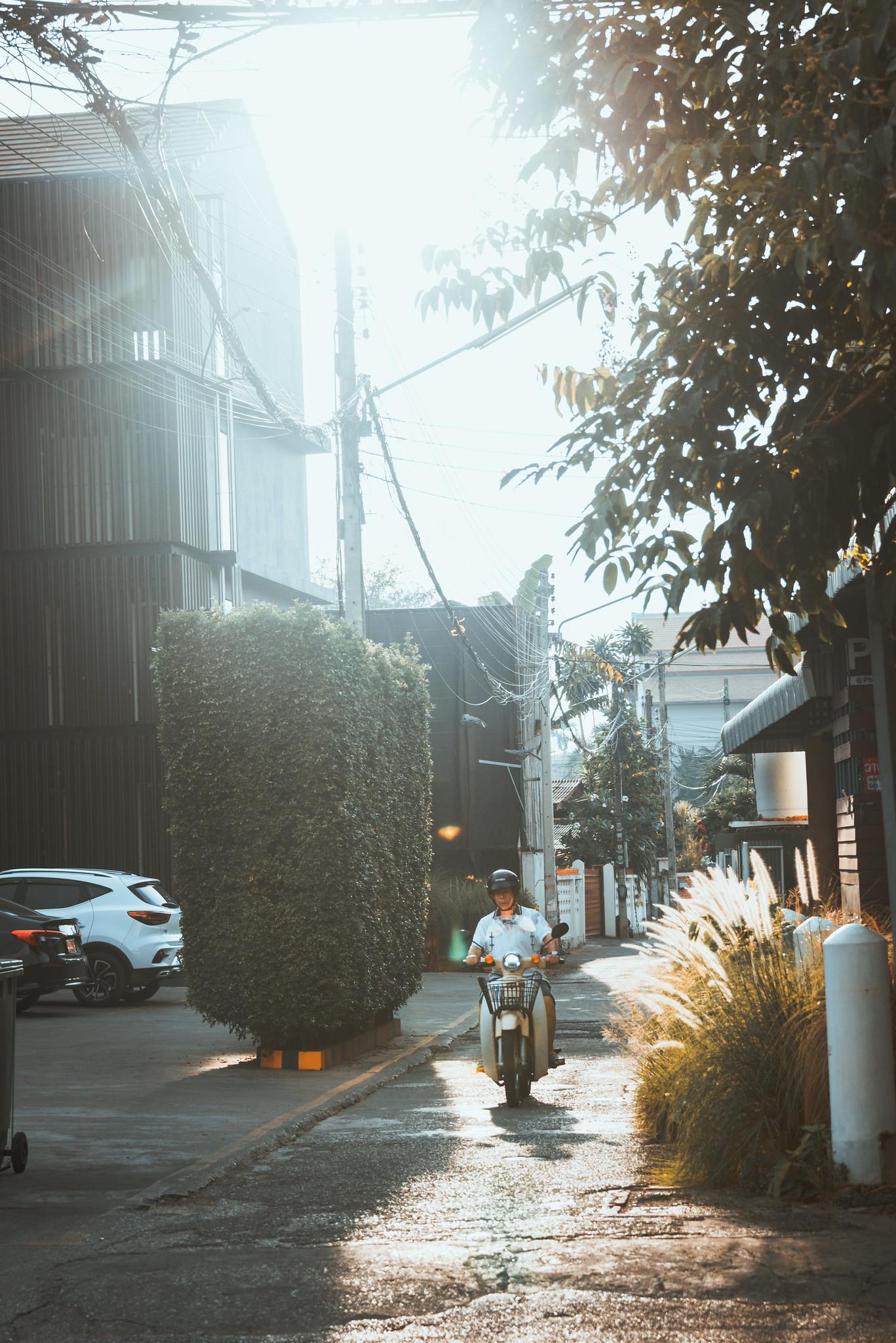 Strolling towards Wat Phra Singh Woramahawihan