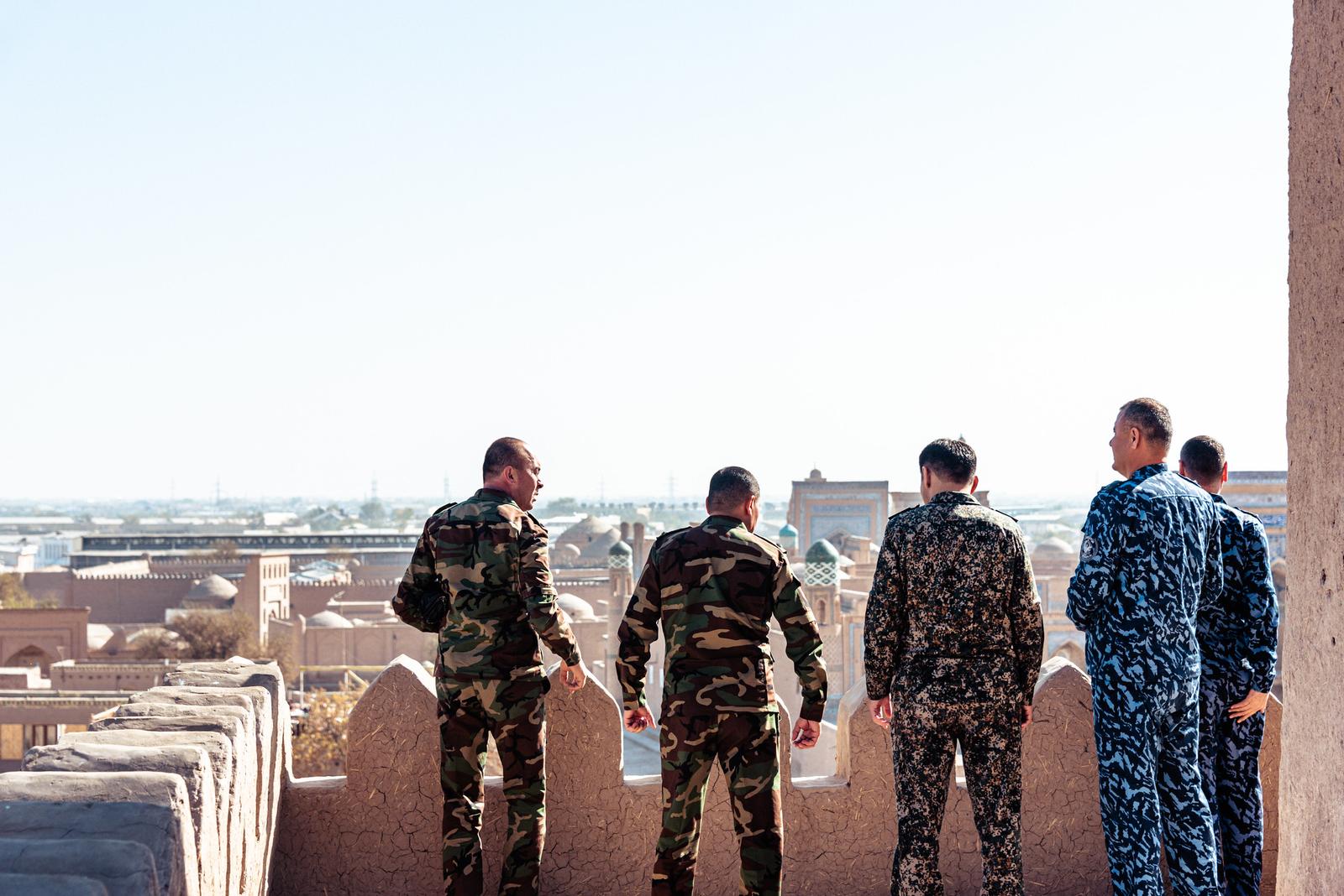 Những người đàn ông trong quân phục đang quan sát Khiva