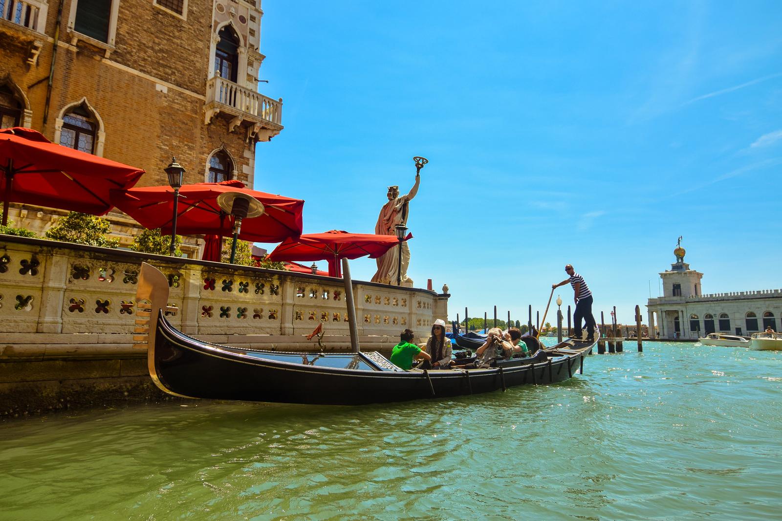 Những người chèo thuyền gondola