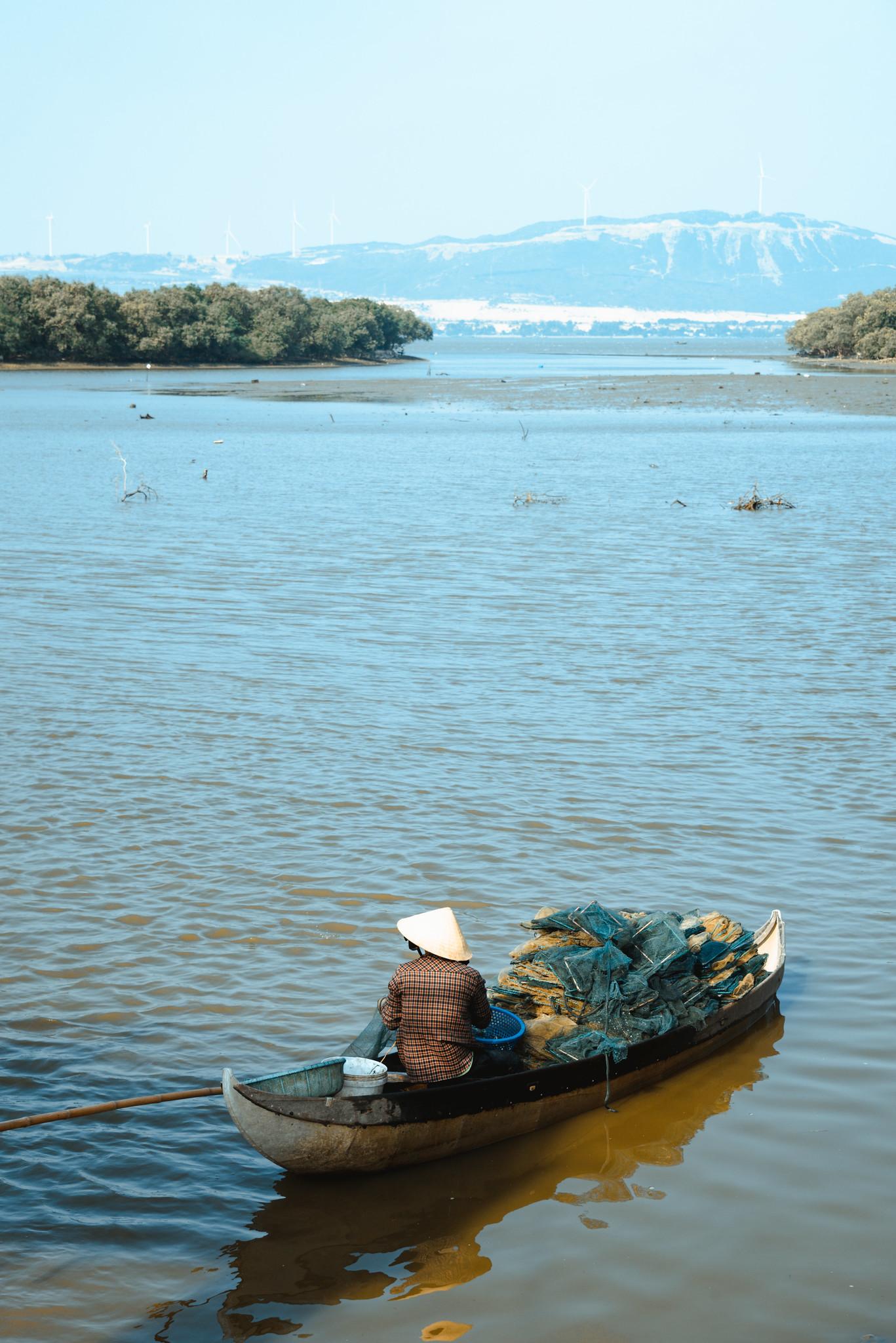 Chiếc thuyền trên đầm