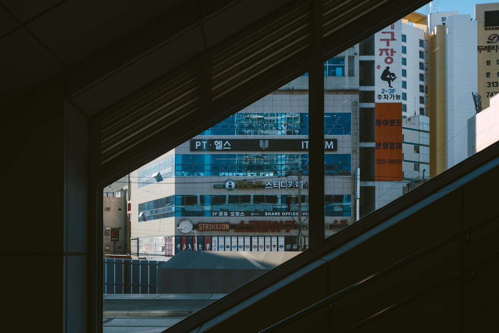 Bên trong nhà ga tuyến Gimhae - Busan