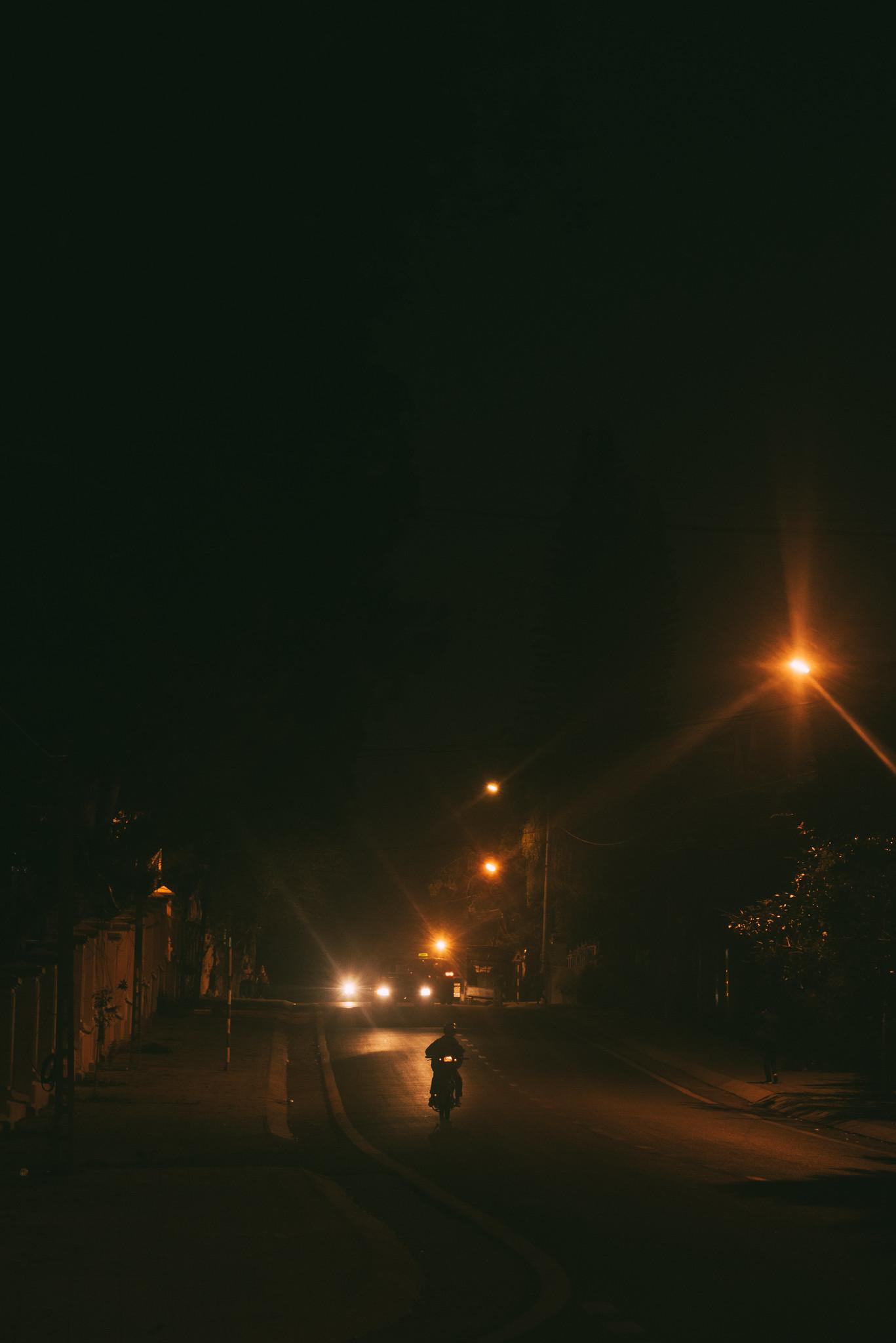 Ánh đèn xe trong đêm