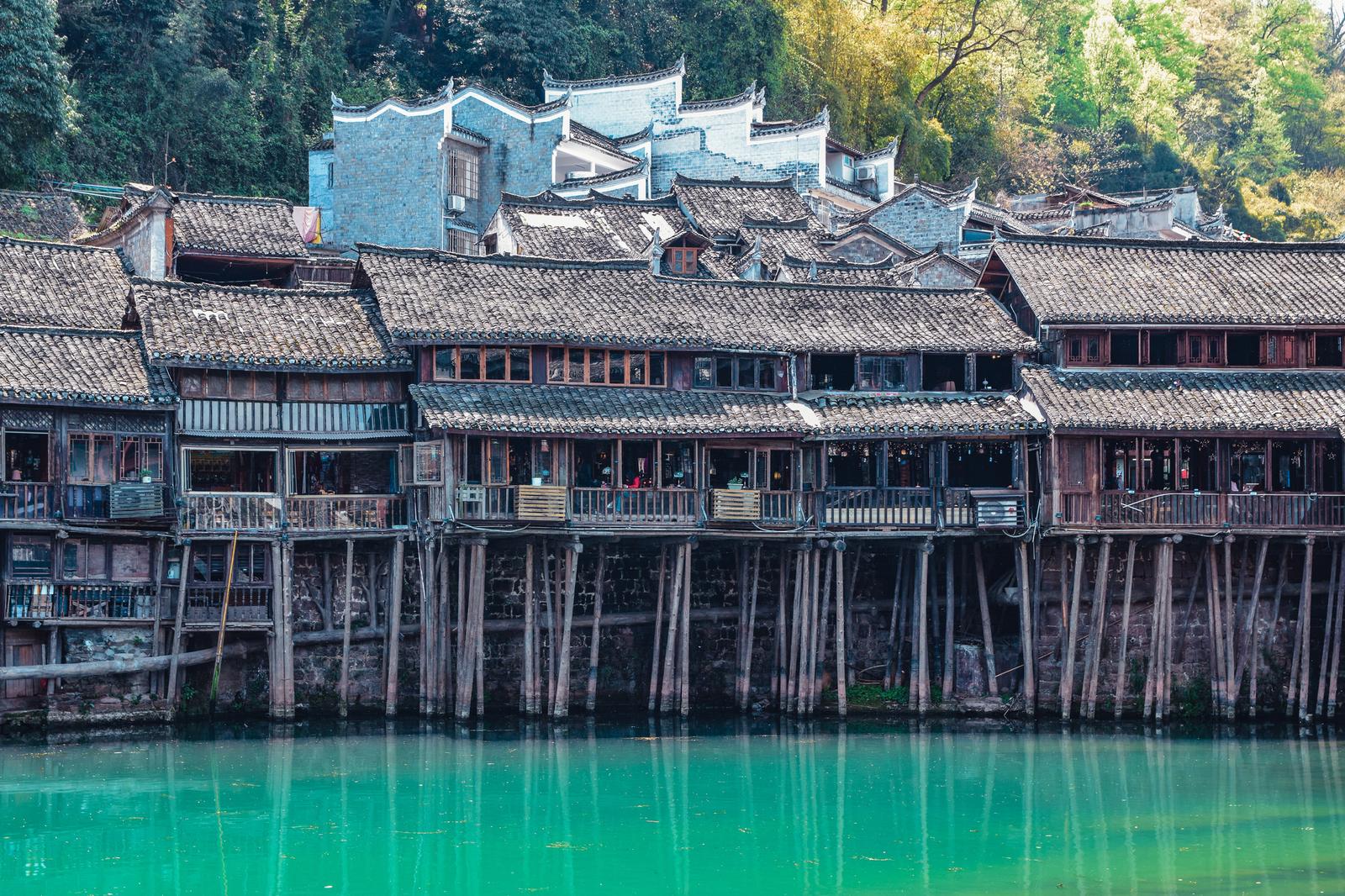 Nhà bắc cọc bên sông