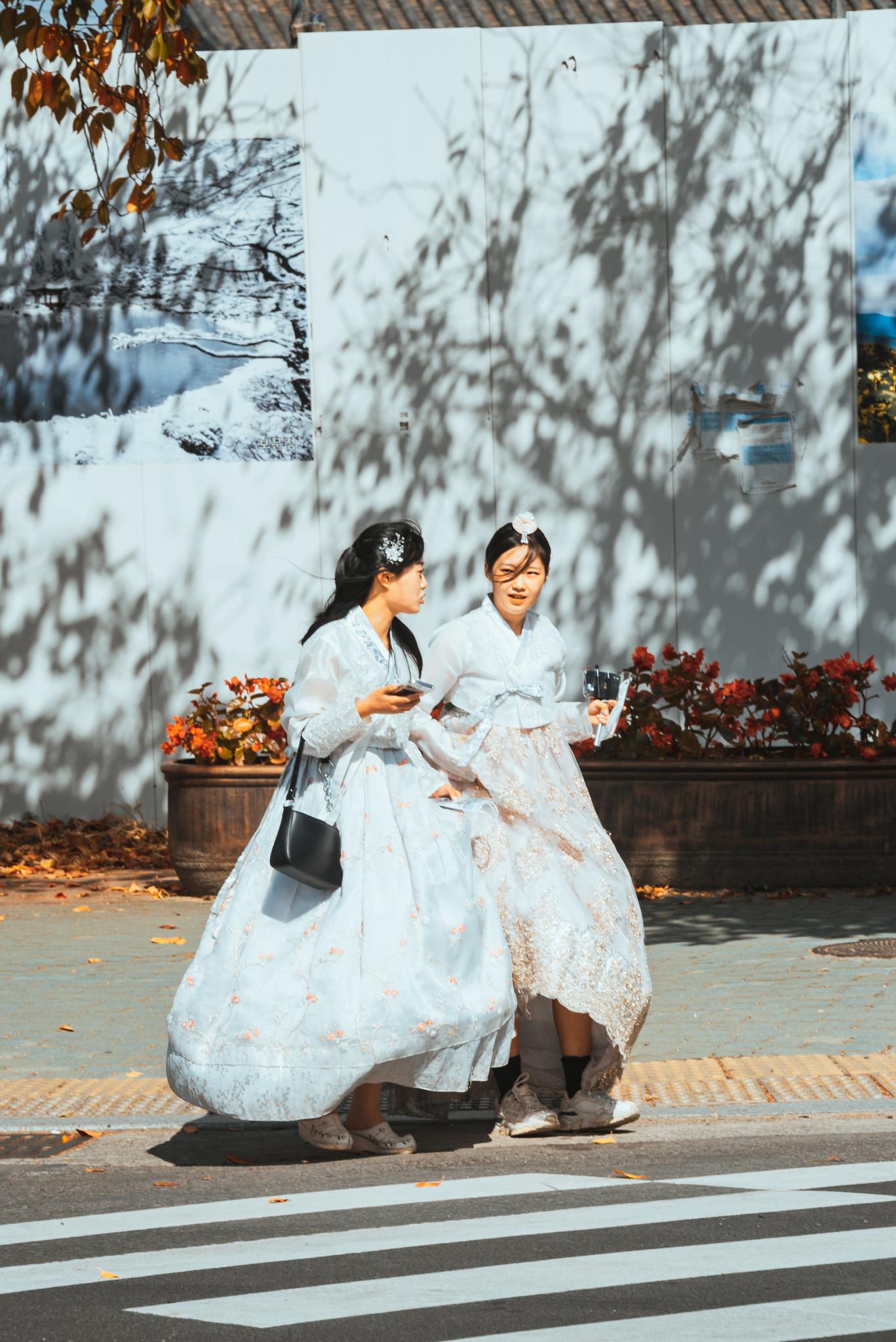 Những cô gái xinh xắn trong bộ Hanbok