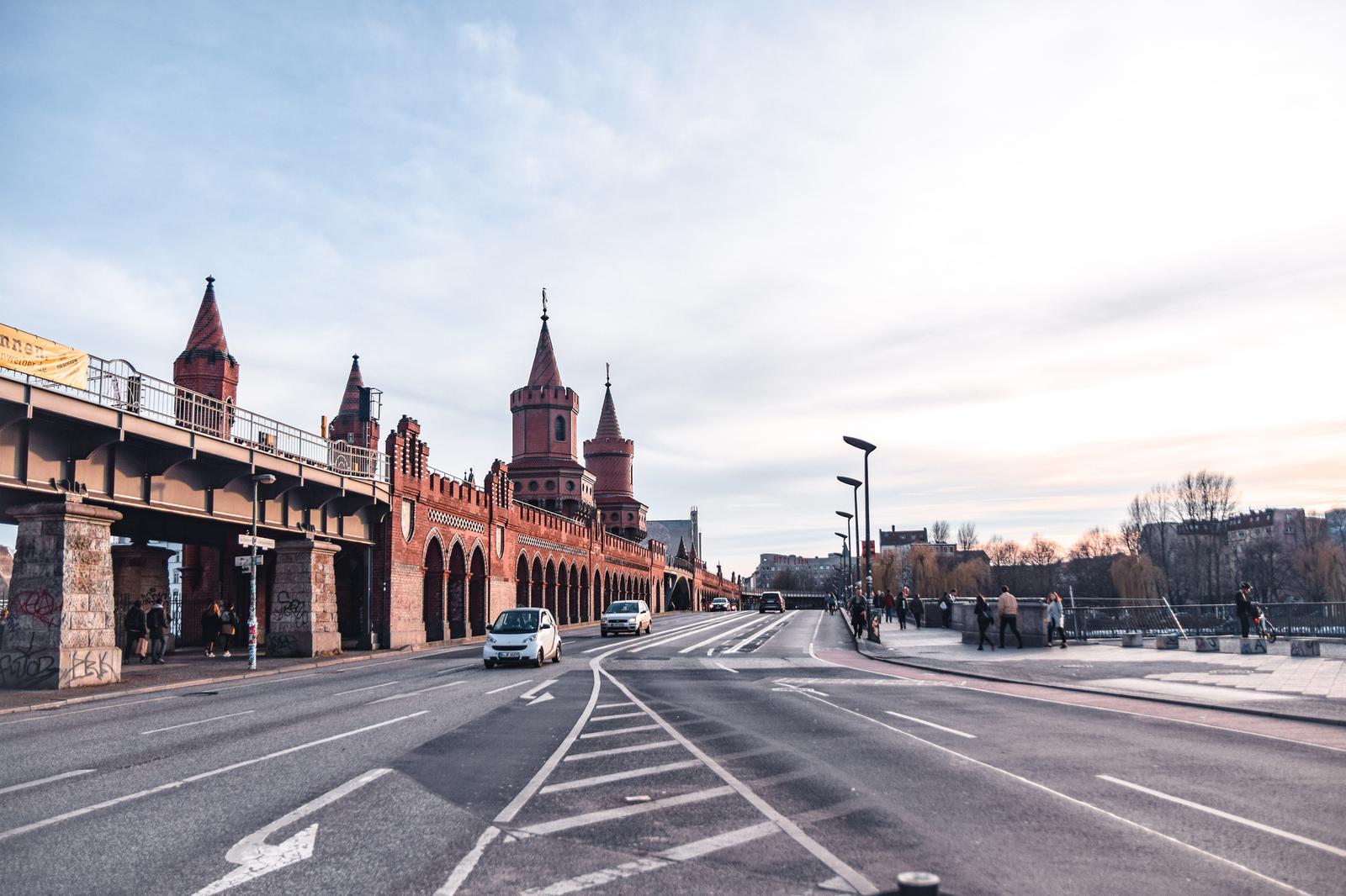 Cầu Oberbaum lúc hoàng hôn