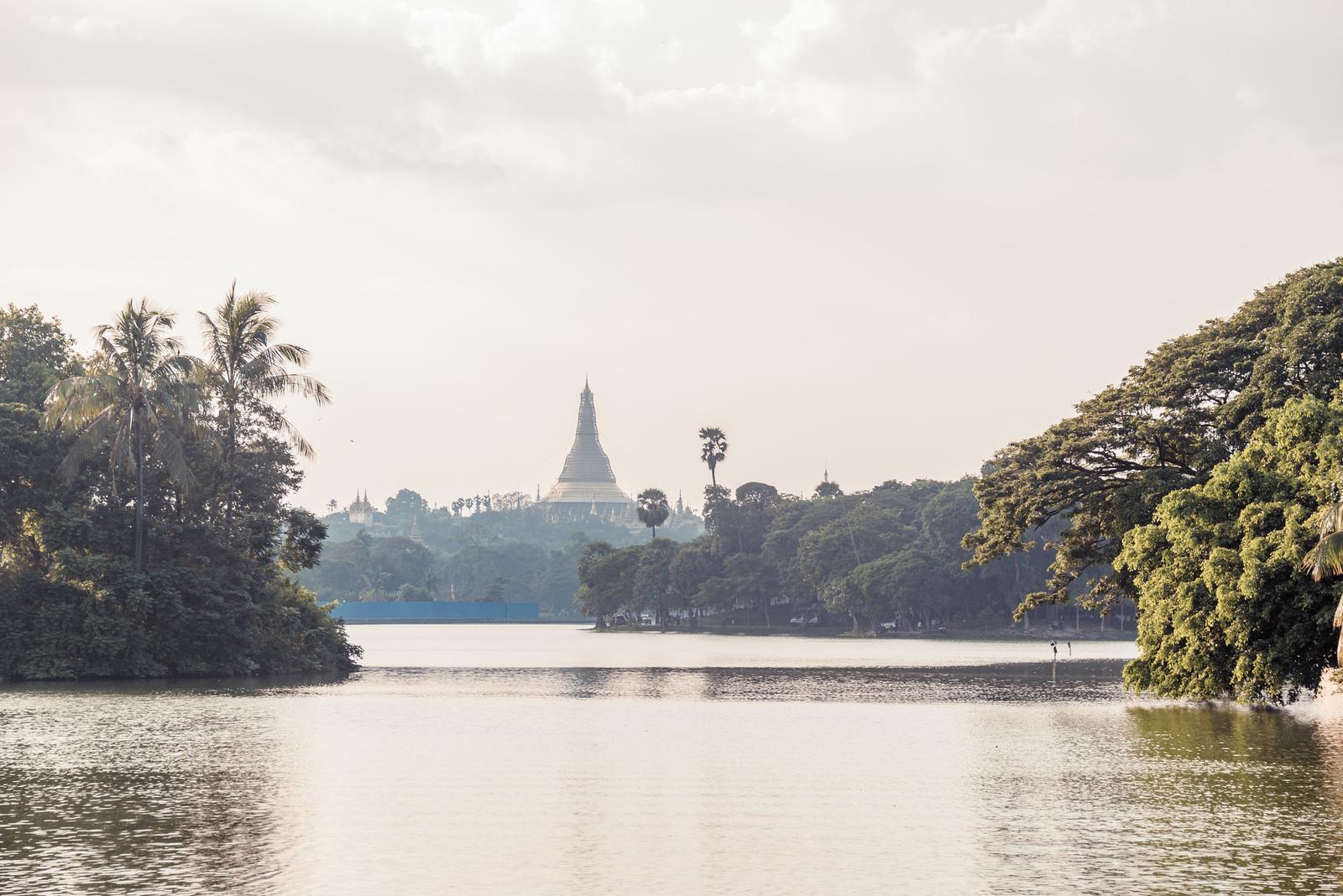 Chùa Shwedagon nhìn từ hồ Kandawgyi