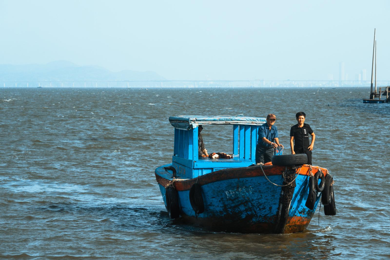 Ngư dân trên đầm