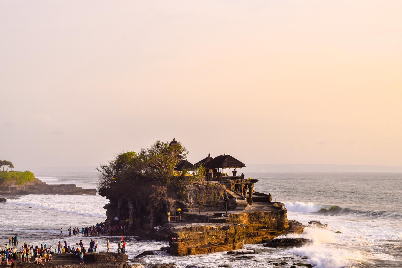 Tanah Lot nhìn từ xa