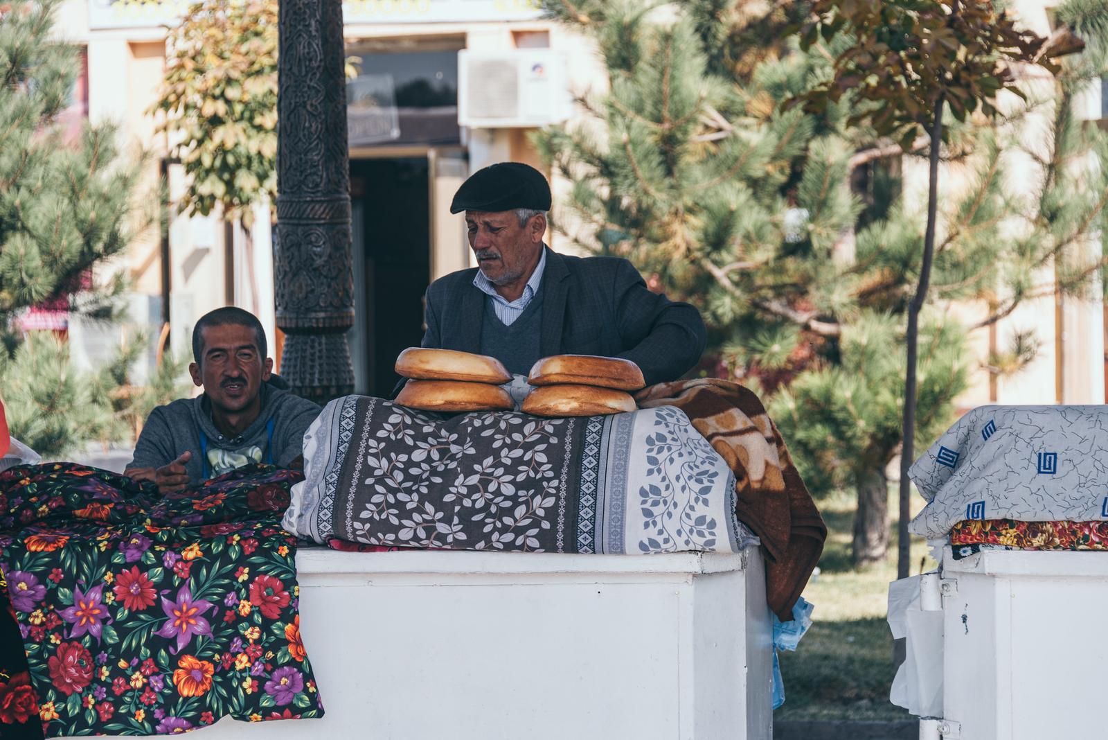 Bày bán bánh mì Uzbek (Obi Non)
