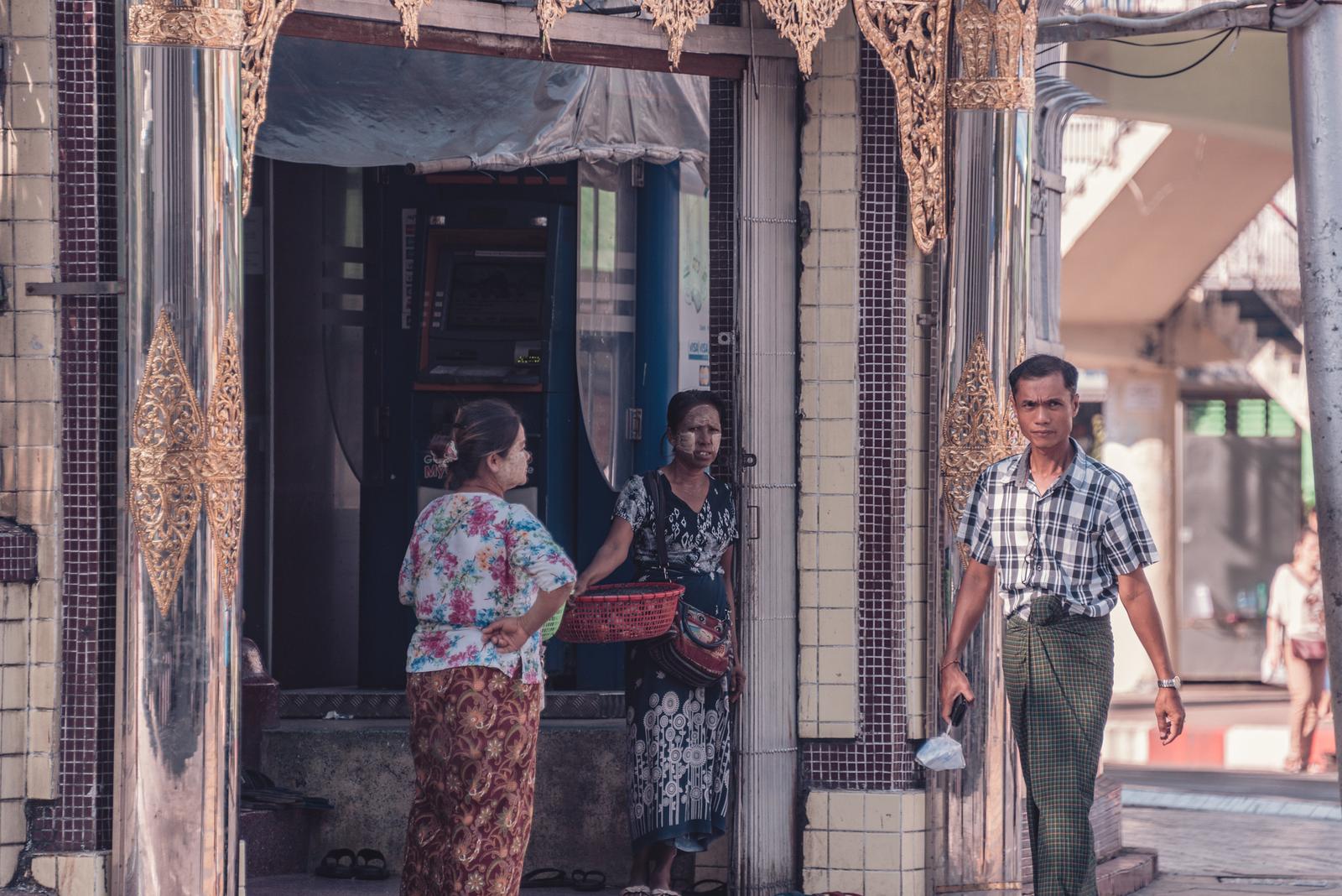 Thanaka và Longyi